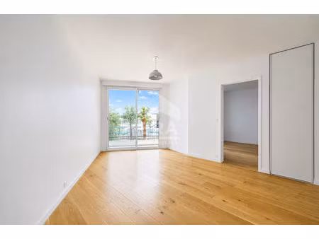 t2 clichy recent balcon parking