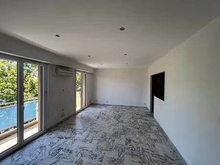 appartement 2 pièces avec balcon  cave et stationnement dans la résidence  en plein centre