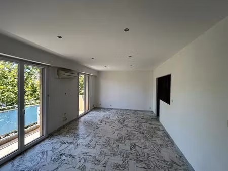 appartement 2 pièces avec balcon  cave et stationnement dans la résidence  en plein centre