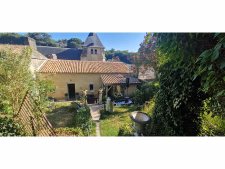 bel immeuble en pierre avec 5 appartements   jardin et caves