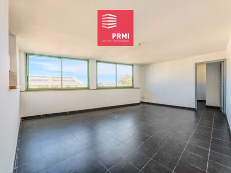 tampon centre - appartement t3 avec double salle d'eau et box fermé