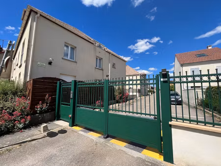 neauphle le chateau  t2 + parking sous-sol et cave.