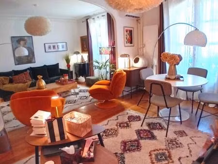 appartement haussmannien 75 m² traversant  balcons  ascenseur  chambre de service au 8 éta