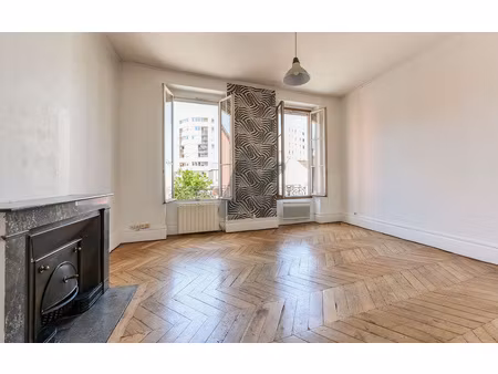 t3 de 58 m2 avec beau potentiel quartier cusset à deux p