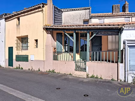 maison de ville de plus de 114 m² habitables en plein centre bourg - bellevigny