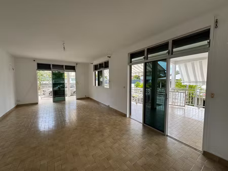 superbe maison t4 rénovée sur caraque abymes 3 chambres.
