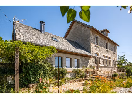 rénovation totale et jardin luxuriant proche de rodez