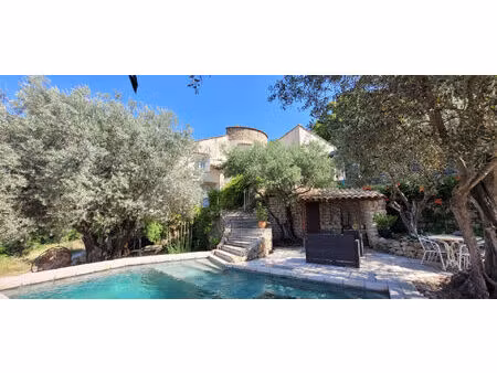 maison avec vue panoramique  piscine et gite