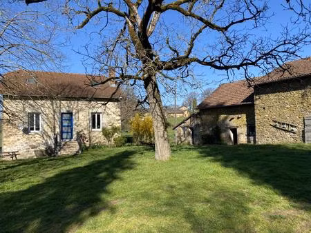 en campagne sans être isolé  cet agréable ensemble en pierre se situe dans un petite hamea