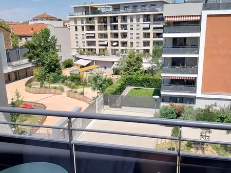 joli studio meublé avec terrasse - lyon 7ième (limite 3ième)