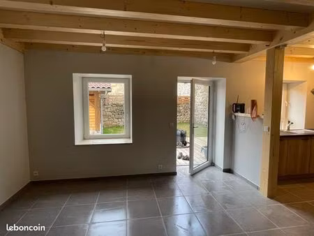 maison avec cour et abris