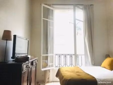 spacieux studio idéalement situé/ 50m du métro