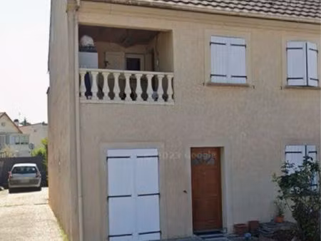 f2+ de 45 m² au rez-de-chaussée avec terrasse et parking privé dans maison récente au calm