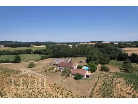 propriété sans aucun voisin avec maison  gite  piscine et hangar
