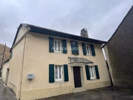 special investisseurs - charmante petite maison de village avec jardinet et dependance -