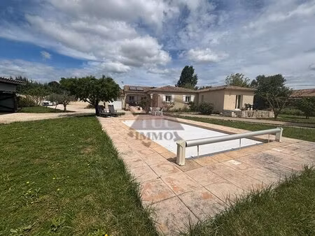 maison de plain pied sur un terrain arboré et cloturé