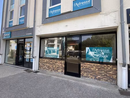 location local commercial 2 pièces  79.07m²  bois