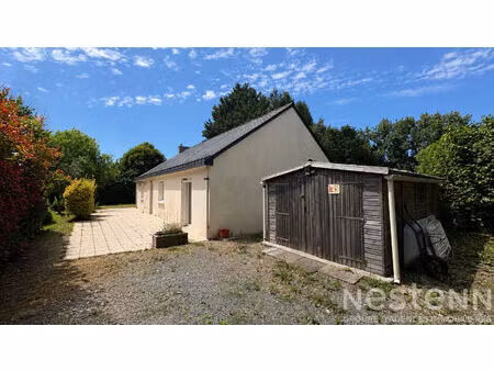cadre paisible et vaste terrain pour cette maison de plain-pied