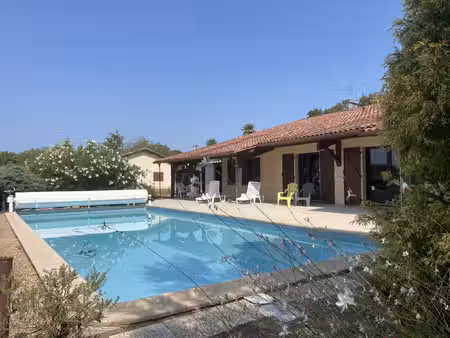 maison pl.pied avec terrasses  piscine et dépendance sur ter