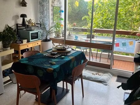 centre ville grand 3 pièces de 48 m2 avec une terrasse de 8 m2 une place de parking et cel
