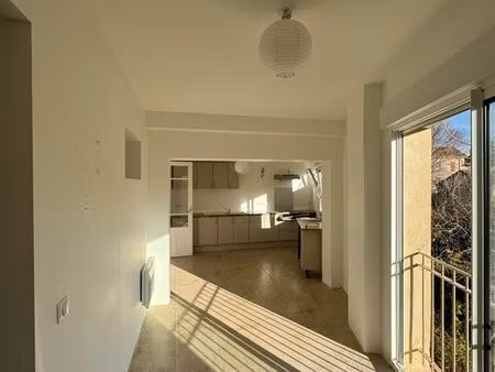 t3 rénové 64 m² de plain-pied – lumineux – centre-ville d’apt