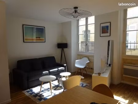 beau et lumineux studio meublé à deux pas de la flèche