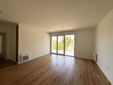 t3 lumineux avec terrasse – cogolin centre à pied