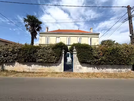 maison charentaise de 271 m2 avec 3581m2 de terrain