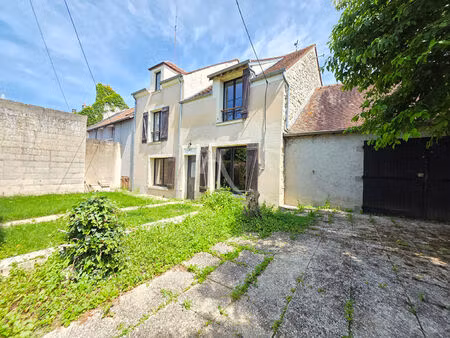 maison de village 3 chambres à rénover avec grand garage et dépendances - terrain clos et 