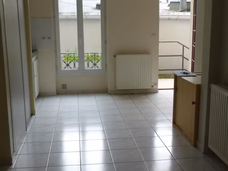 studio situe a asnieres dans une petit immeuble