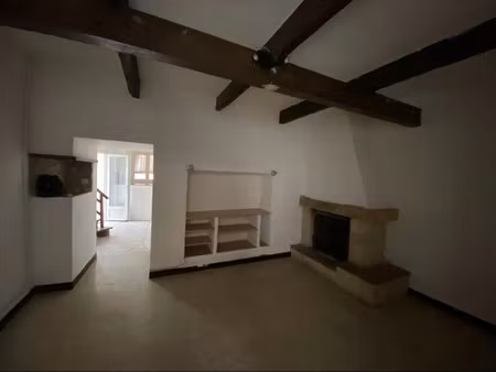 piolenc - maison de village avec 2 cours et 2 chambres.
