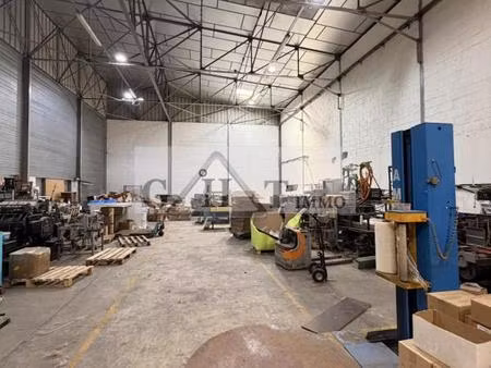 a vendre champlan un entrepot et un terrain