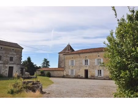 bel ensemble immobilier de caractère à st quentin de chalais