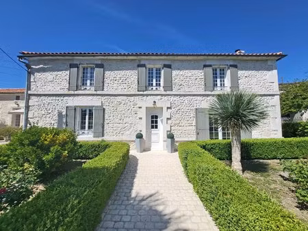 très jolie maison familiale en pierre  comprenant 4 chambres  avec piscine et grande grang