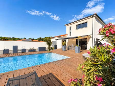 maison contemporaine de 126 m2 avec piscine au sel à lezoux.