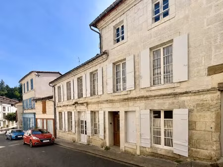 maison de village de 5 chambres avec un grand jardin.
