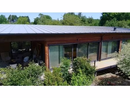 belle maison écologique en pleine nature