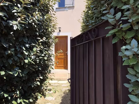 villa non mitoyenne vue luberon à deux pas du centre
