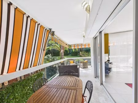 large studio avec terrasse de 25 m2