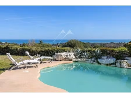 villa d’exception au cœur d’un domaine prestigieux sur la côte d’azur – à seulement 12...