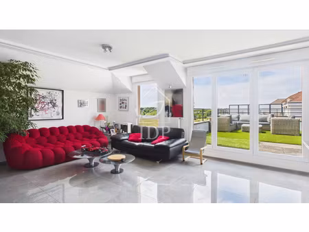 grand t4 avec terrasse de 32 m² et balcon – 2 parkings en sous-sol