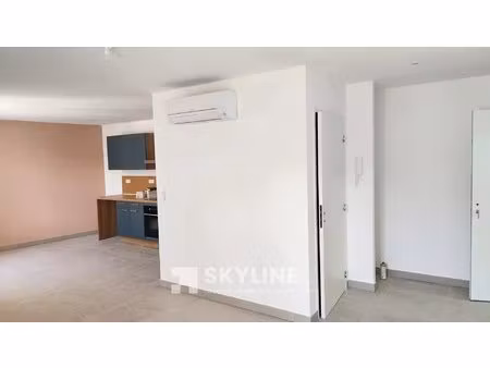 location t2 refait à neuf de 50m2 en plein centre ville de saint cannat