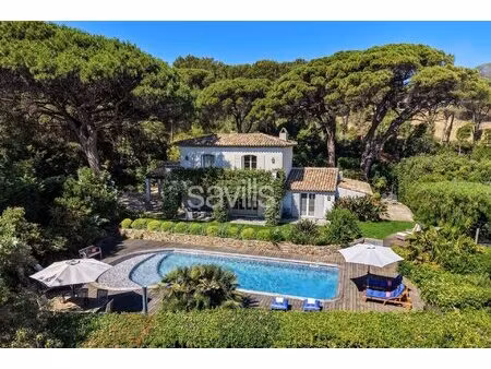 propriété de charme offrant cinq chambres dans un domaine privé située entre les salins et