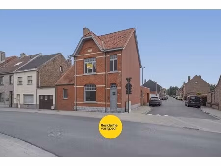 karaktervolle instapklare hoekwoning met inpandige garage en zonnige stadstuin