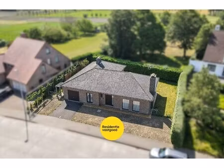 vrijstaande bungalow met 3 slaapkamers  ruime garage en zonnige tuin