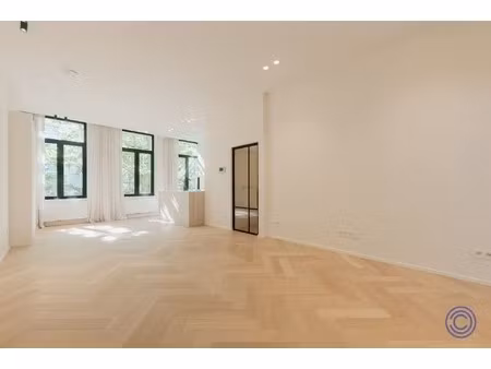 stijlvol wonen nabij de marnixplaats – luxueus gerenoveerd appartement met terras
