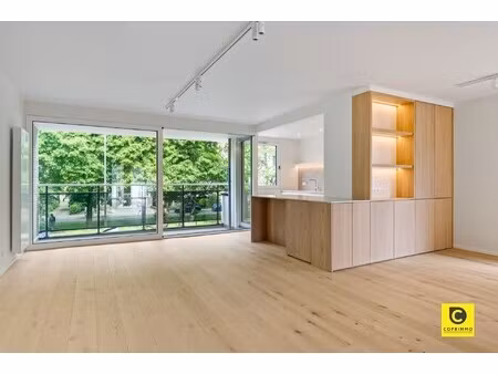 high-end gerenoveerd hoekapp met 2 slpks & 2 terrassen!