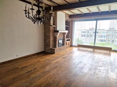 zeer gunstig gelegen appartement met 2 terrassen op 5e vd.