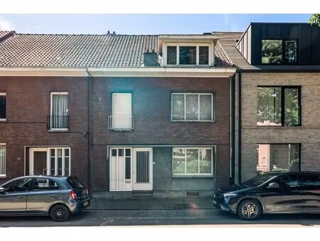 te renoveren huis met 5 slp  garage en veel mogelijkheden!