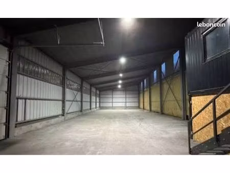 entrepôt local commercial hangar